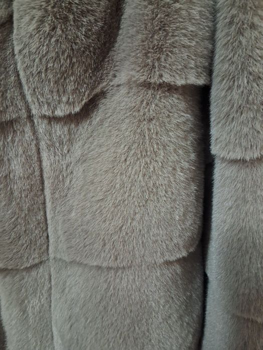 Шубка новенька з капюшоном