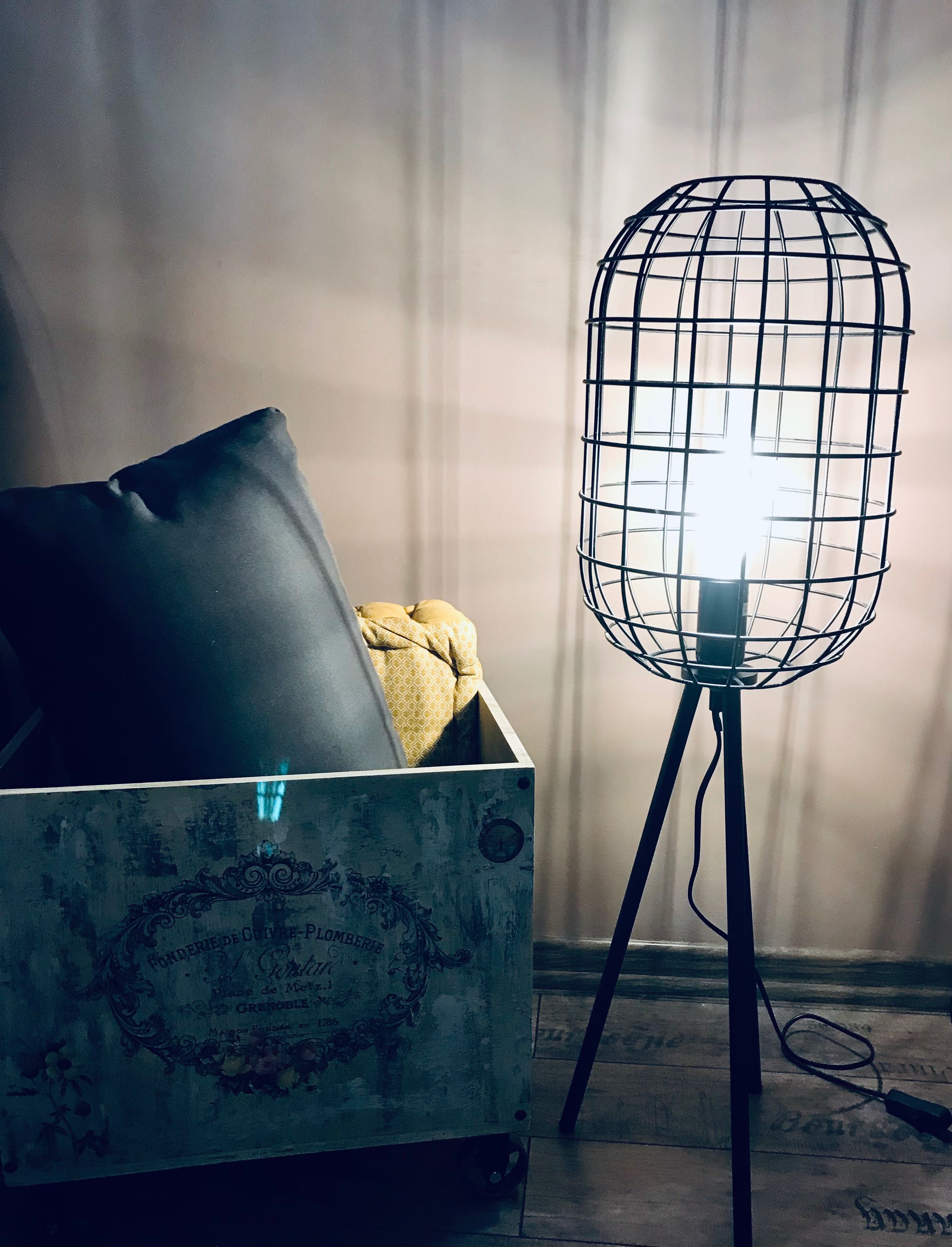 Metalowa Lampa podłogowa Trójnóg Loft czarna