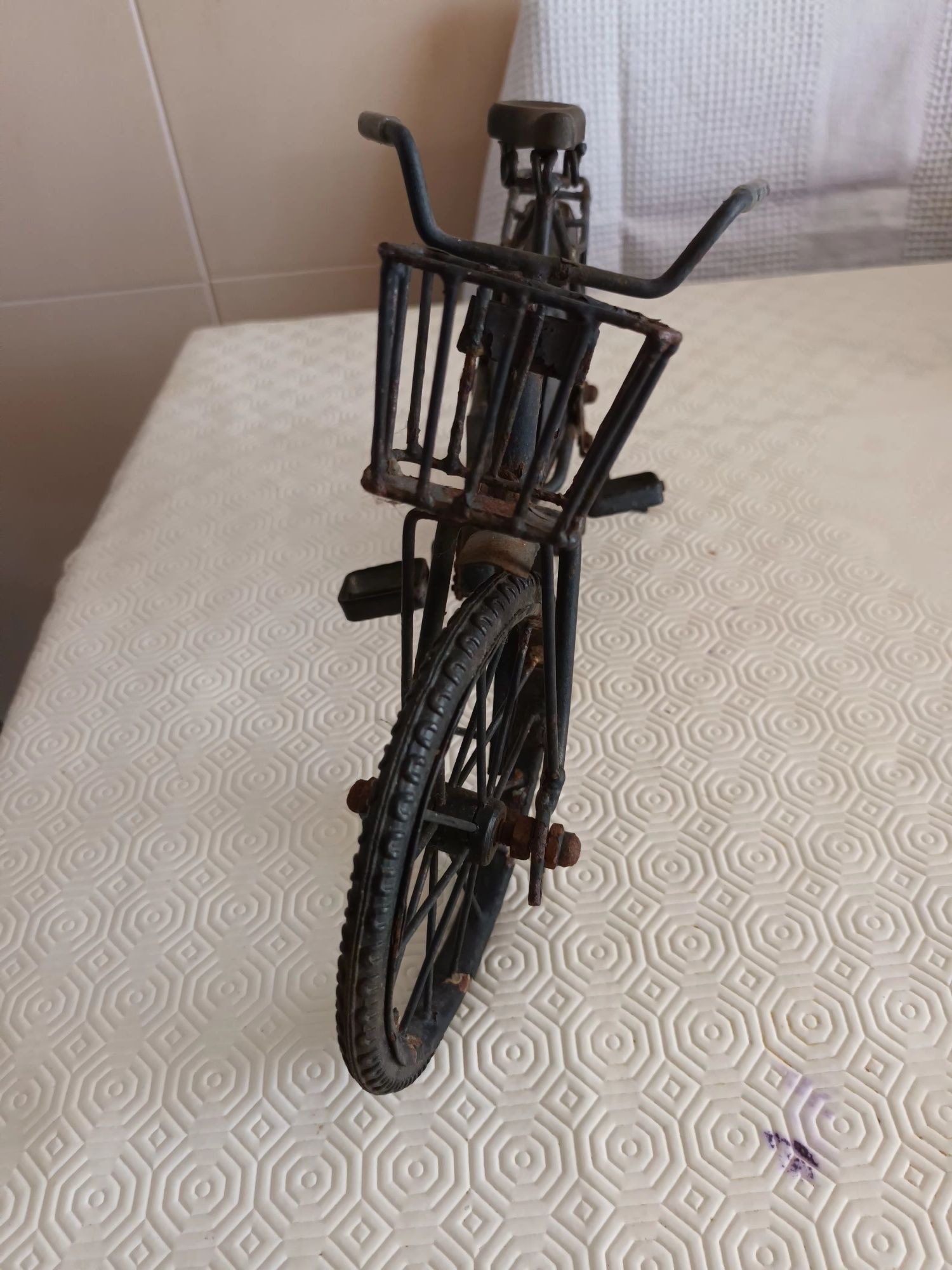 Bicicleta artesanal, modelo antigo, feito em ferro.