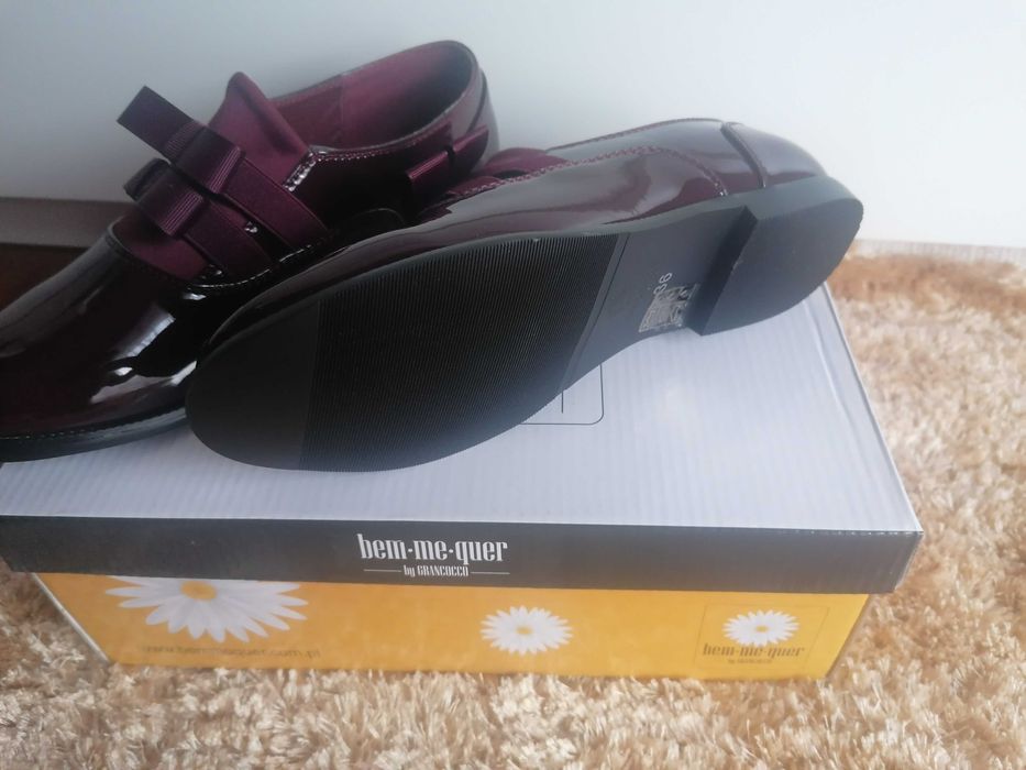 Sapatos brilhantes bordoux