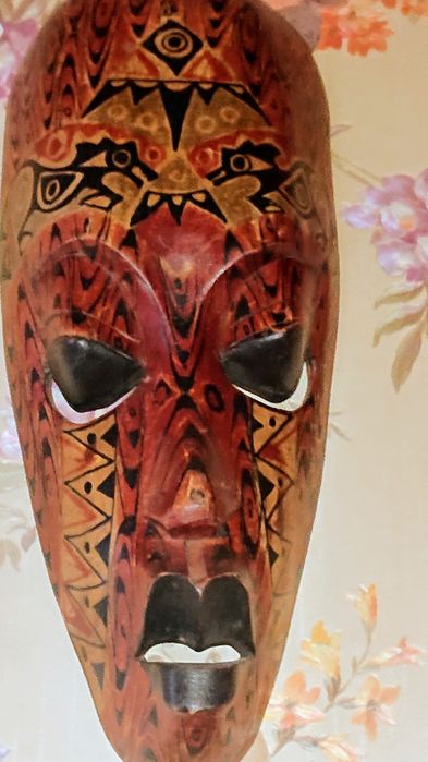 Maska z drewna w bardzo dobrym stanie