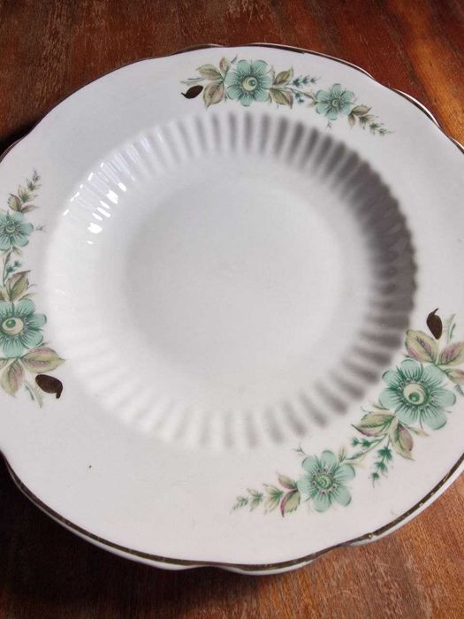 Тарелки селедочницы разные