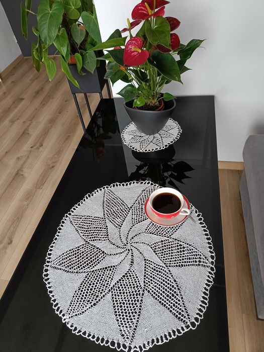 Białe szydełkowe serwetki - prezent pod choinkę