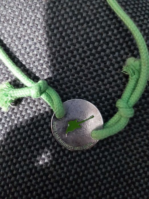 Pulseira de nós, verde, com mensagem “Por um mundo melhor”