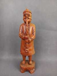 Azjata palący fajkę, rzeźba drewniana