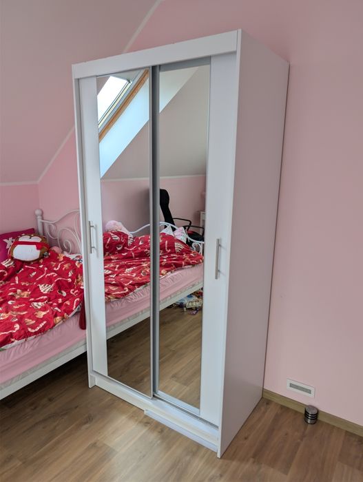 Biała szafa z lustrem