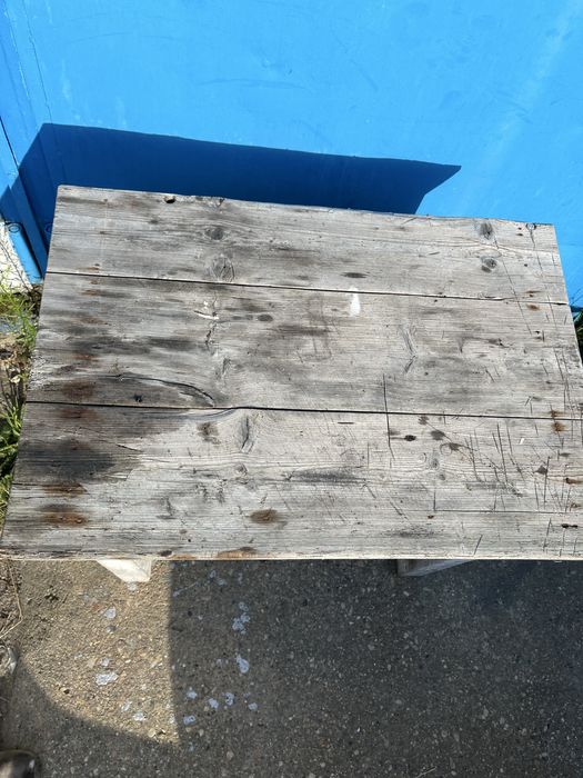 stary stolik drewaniany