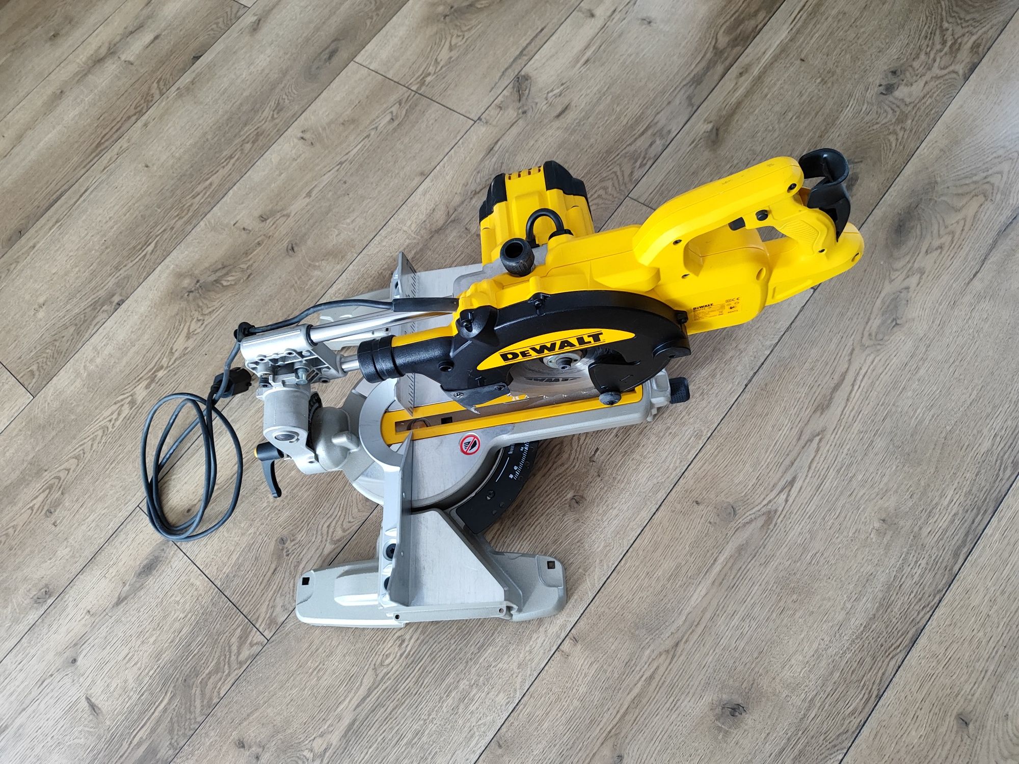 Piła ukosowa z posuwem DeWalt 1300wat, tarcza 216mm