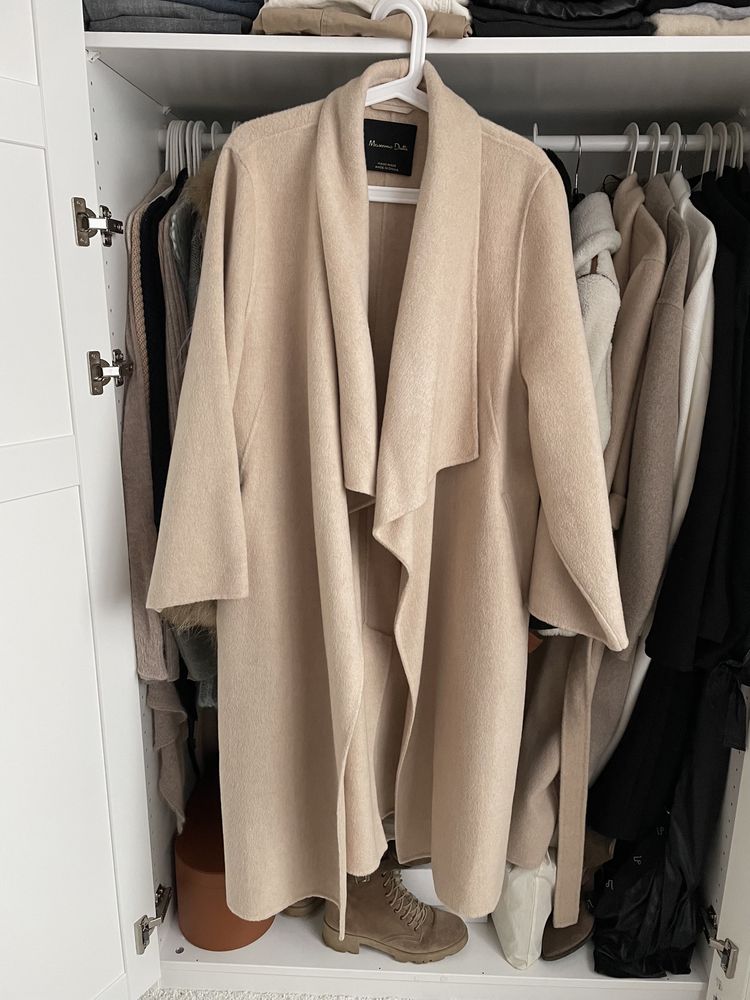 Wełniany płaszcz Massimo Dutti L/40 handmade z klapami beżowy