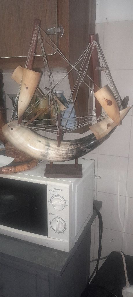 Replica de um barco feito num corno