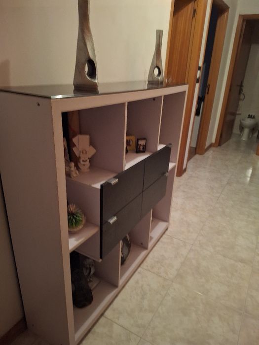 Vendo móvel lacado moderno com 4 gavetes serve para corredor como sala