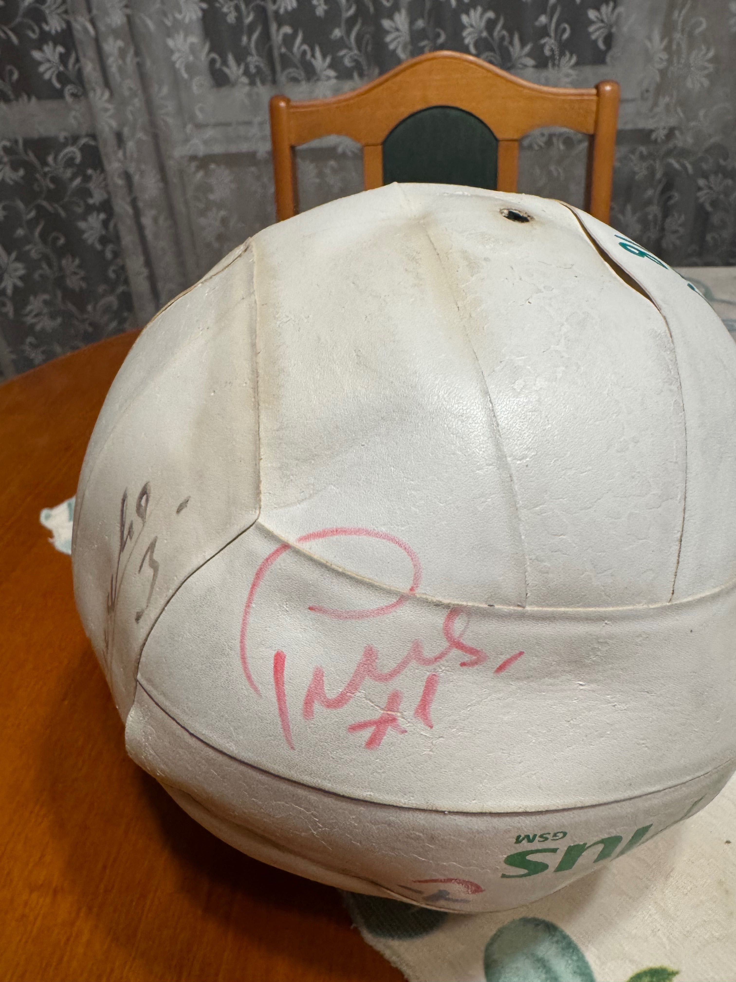 Piłka siatkarska z autografami