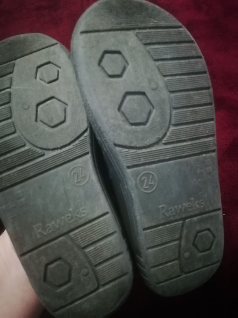 Продам тапочки 24р