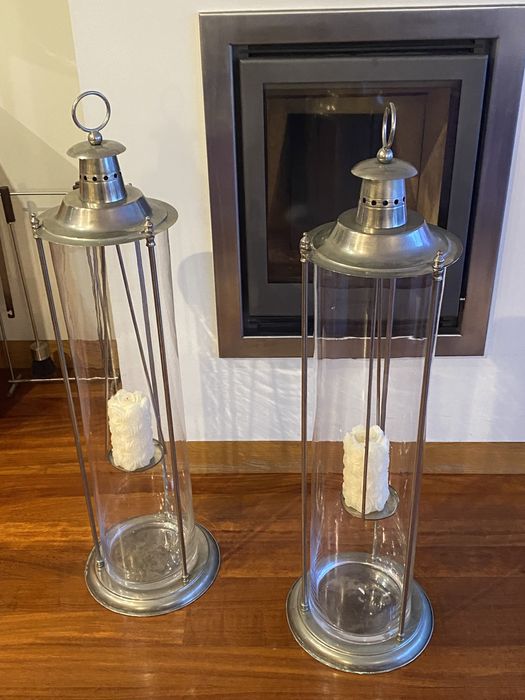 2 candelabros grades com vela