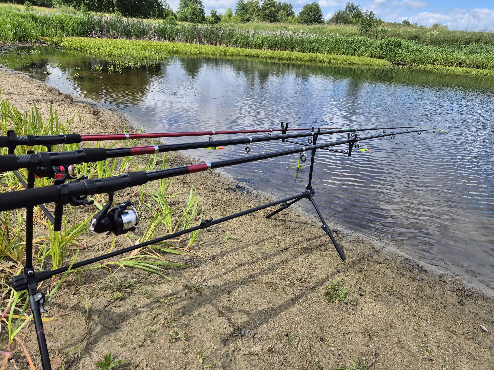 Zestaw Rod Pod 3 wedki uzbrojone z kołowrotkami