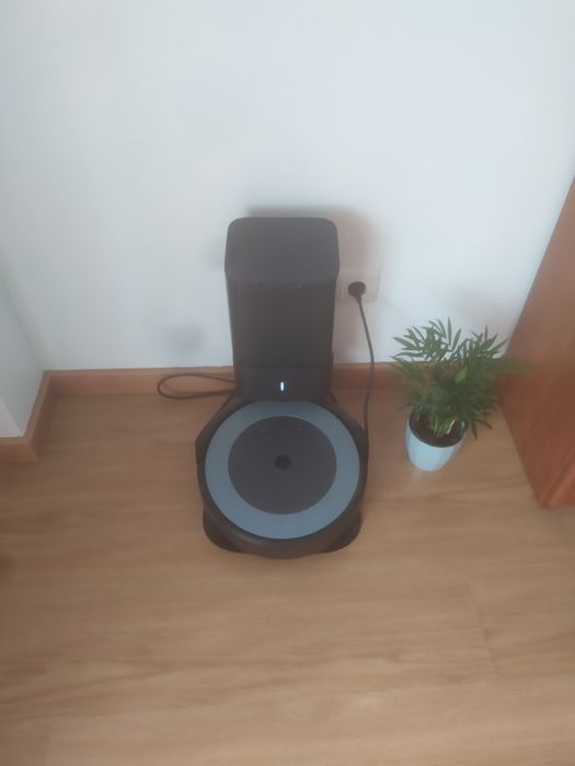 Roomba i7 com base de esvaziamento automático, usado poucas vezes