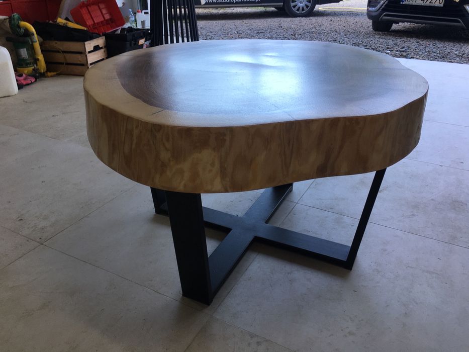 Stolik kawowy z plastra drewna jesionowego