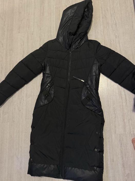 Жіноче пальто-пуховик чорне