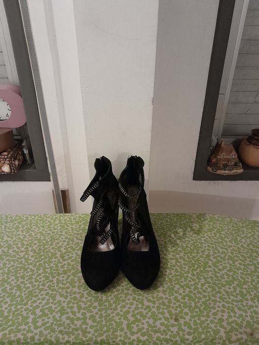 Vendo Sapatos de Senhora muito bonitos como novos