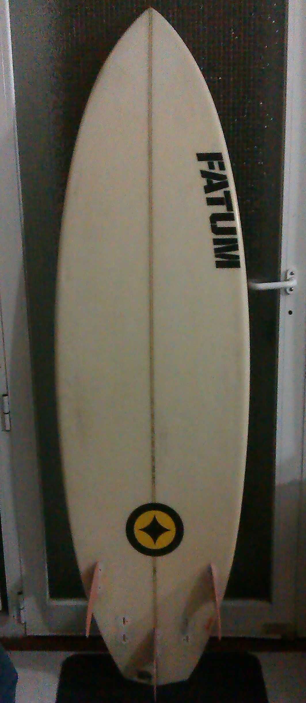 Surfboard Fatum 5´10 (aprox. 30L) com quilhas. Bom estado (7/10)