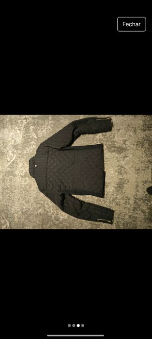 Casaco preto tamanho M, justo. Veste bem.