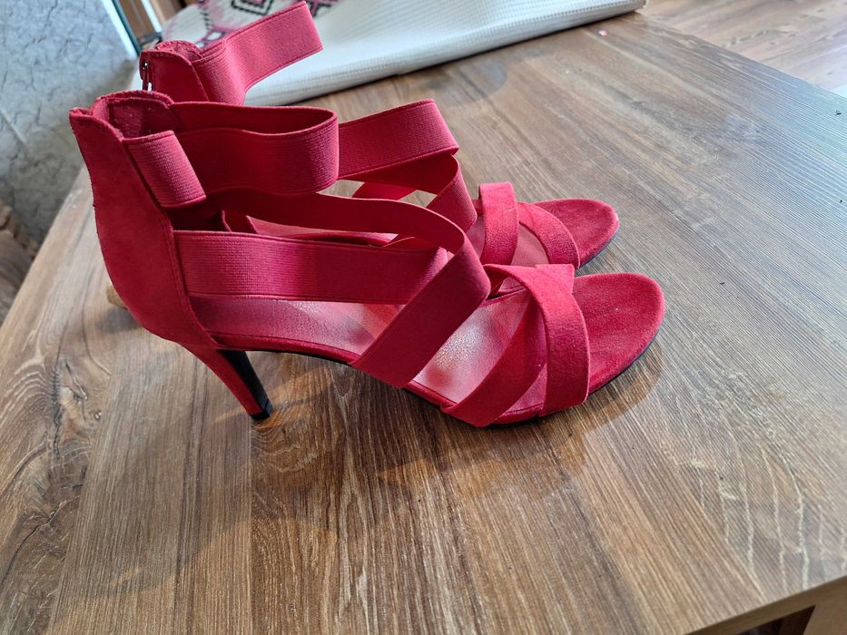 Czerwone sandały na szpilce rozm. 40 NOWE