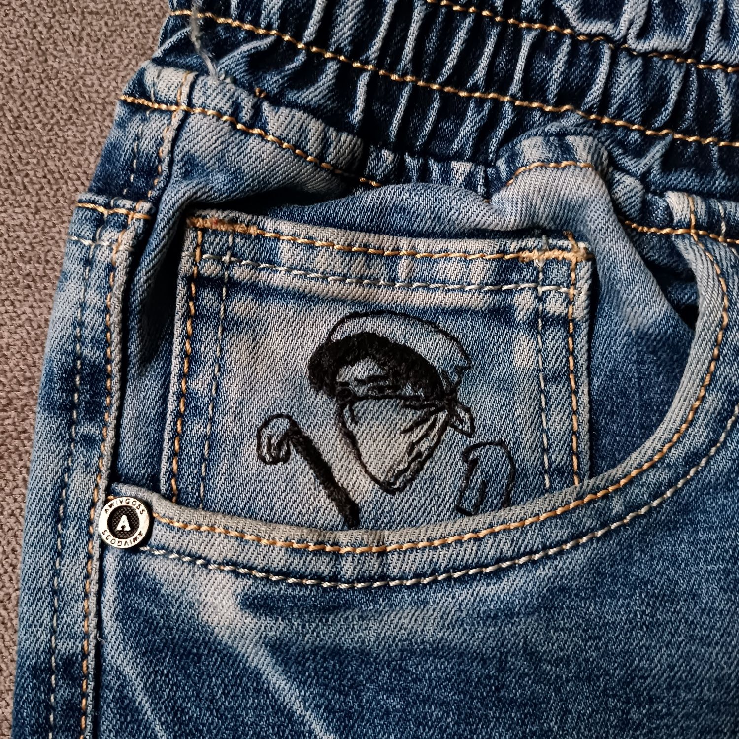 Чоловічі джинси на ризинкі з персонажем Леві