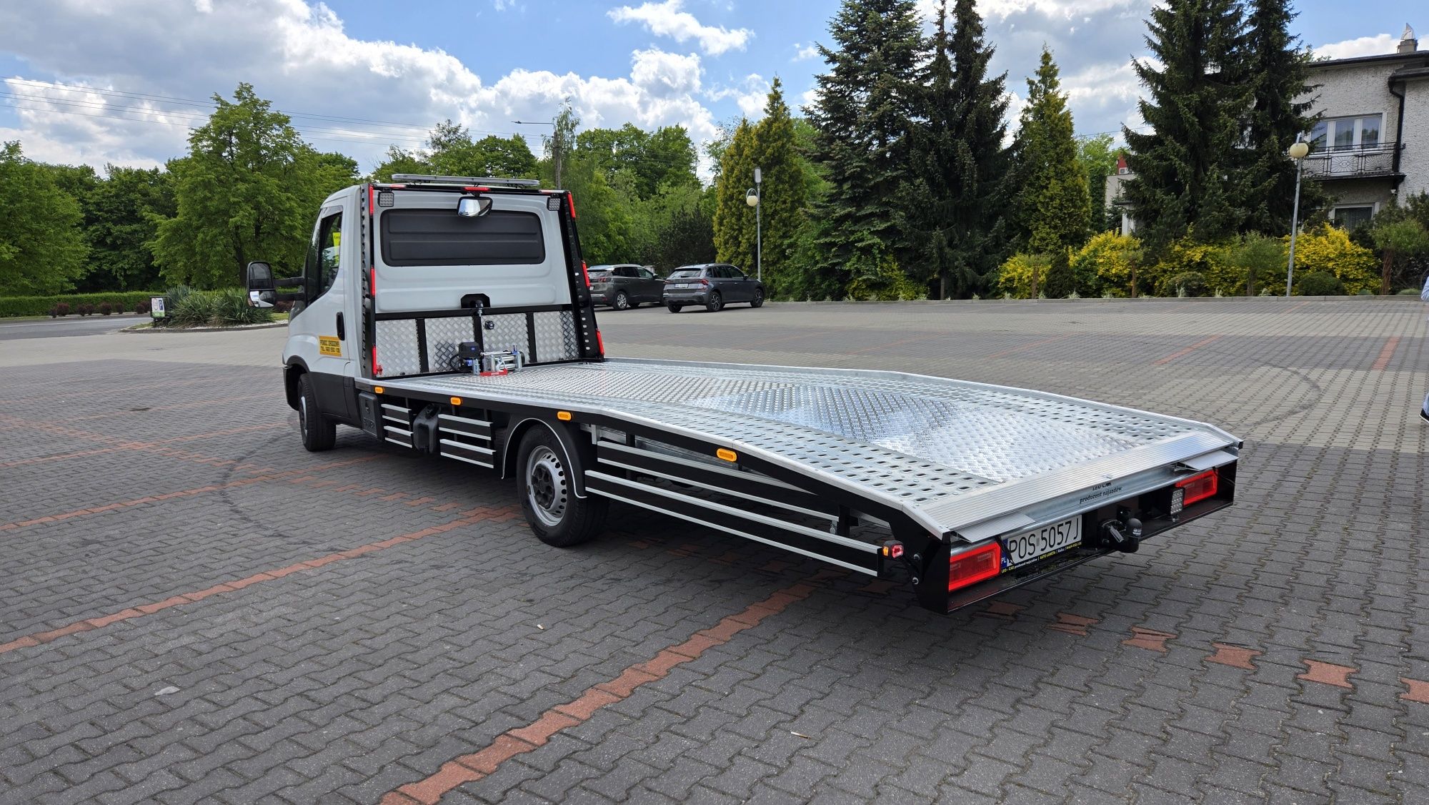Iveco Daily autolaweta najazd producent najazdów LEO-CAR pomoc drogow