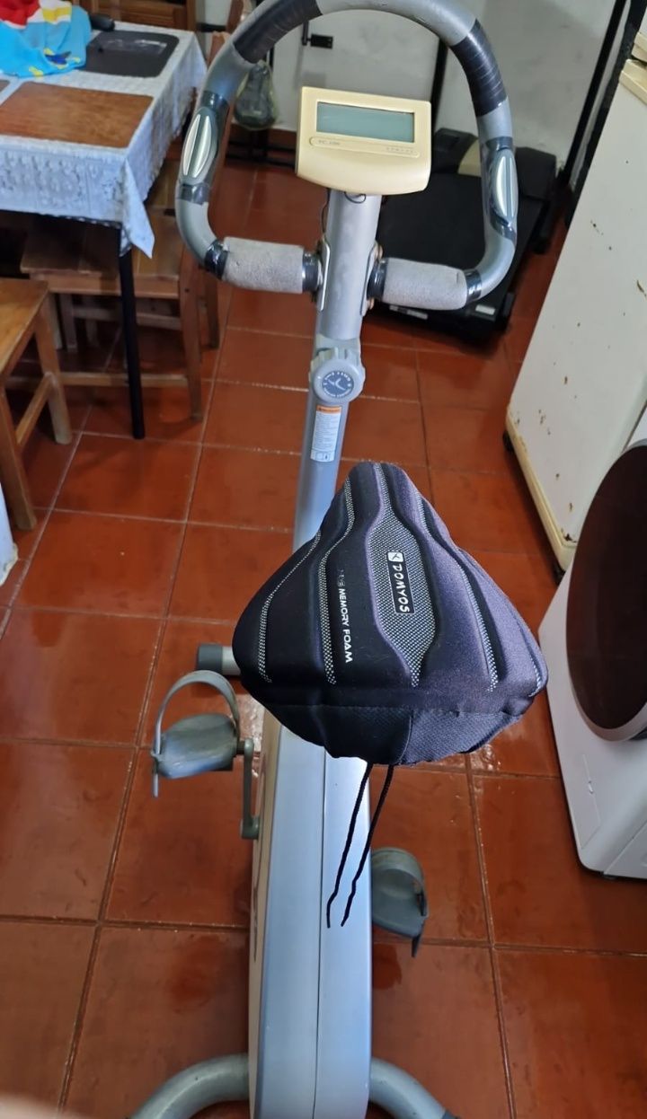 Vende passadeira e uma bicicleta de ginástica