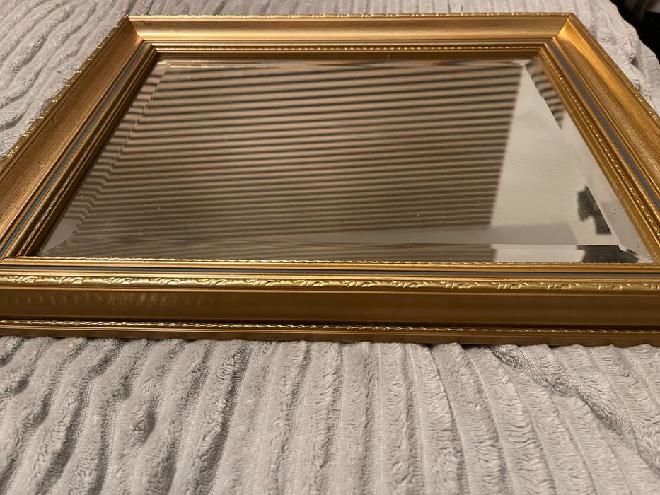 Lustro w drewnianej ramie