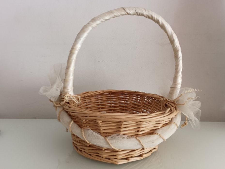 pequeno cesto decorado a beje