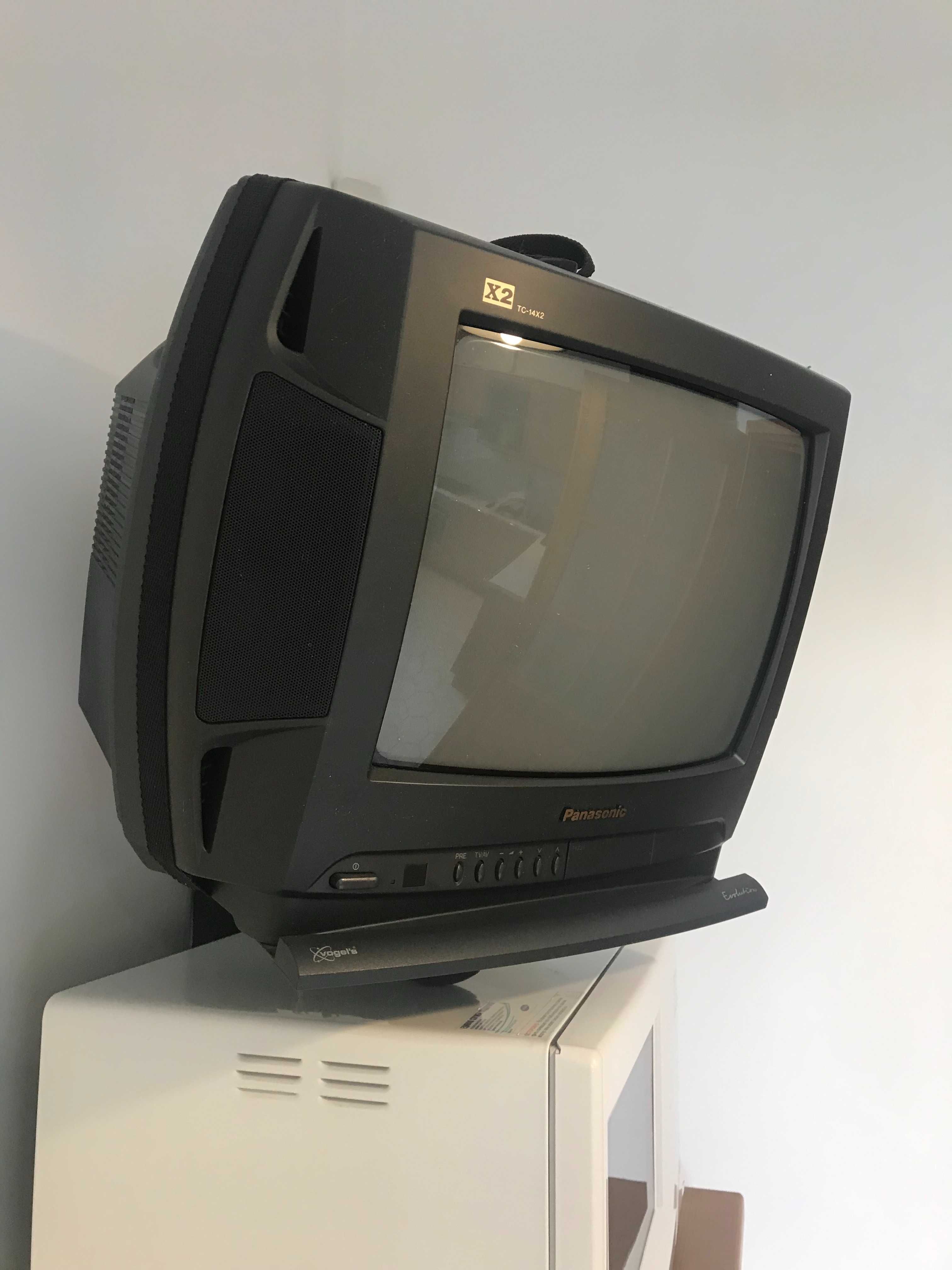 Телевизор Panasonic, аналоговый, с подставкой для крепления на стену.