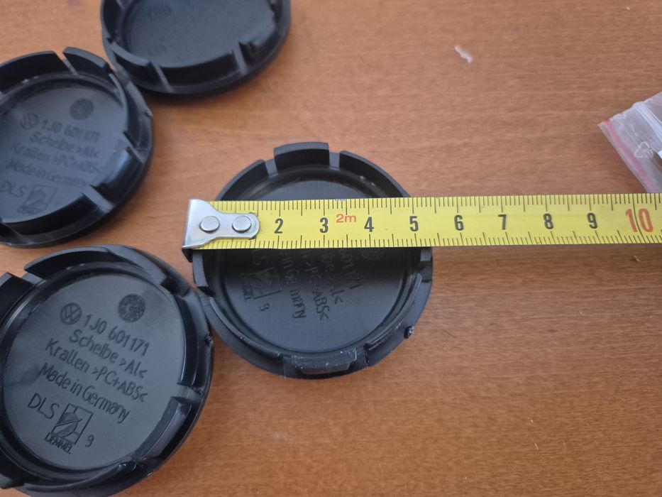 kołpaki dekielki  w alu felgię do vw średnia 56/52mm czerwono srebne