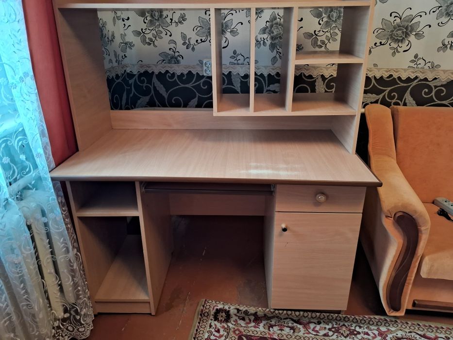 Стіл для школяра, диван розкладний  диван кутовий, стінка , шафа.