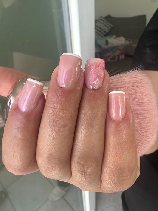Precisa-se de modelo de unhas de gel