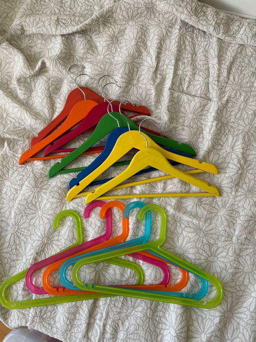 Вішалки для одягу дитячі