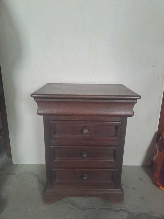 Mesa de cabeceira vintage em madeira maciça – 3 gavetas