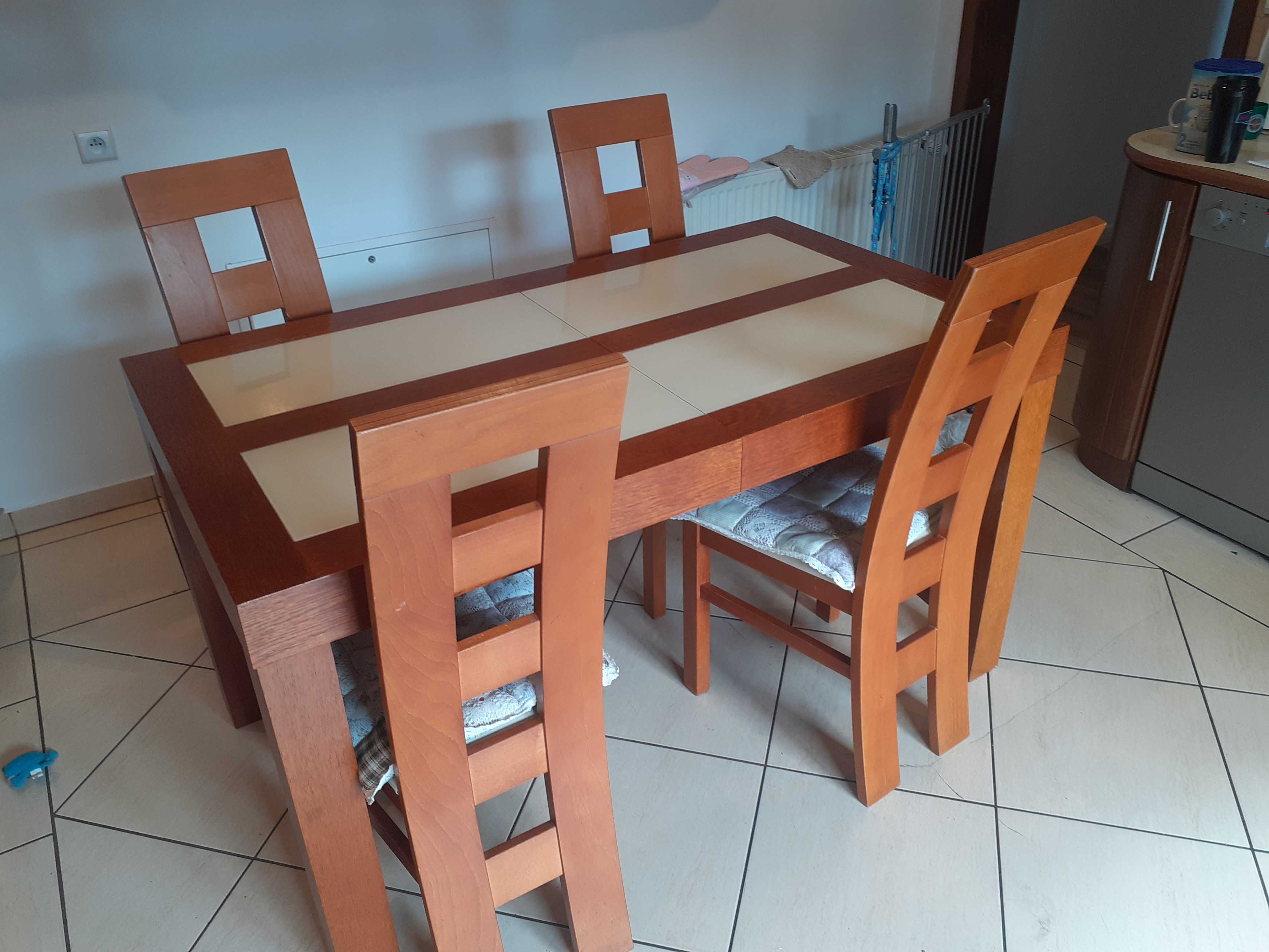 krzesła i stół używane