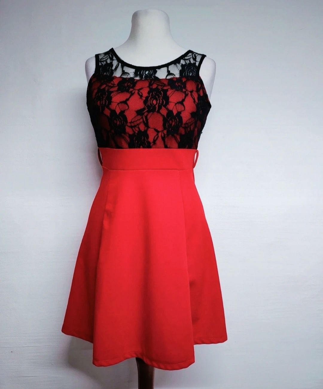 Czerwona sukienka krótka rozkloszowana z czarna koronk na walentynki r