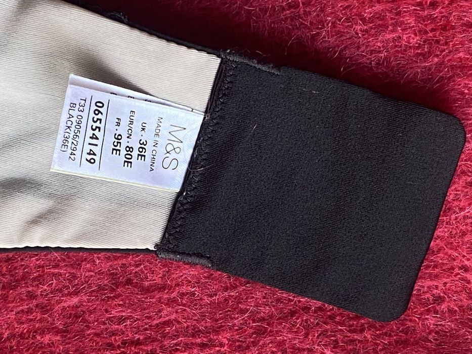 Чёрный бюстгалтер без бретелей. Женское нижнее белье. Бра.