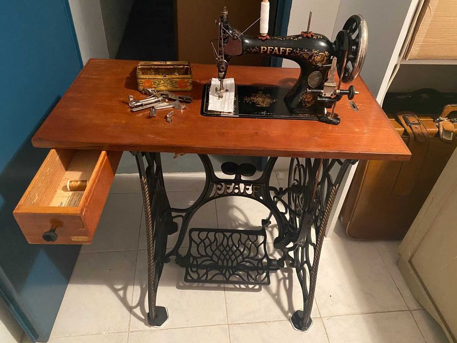 Máquina de costura, marca alemã Pfaff, antiga, a cozer muito bem