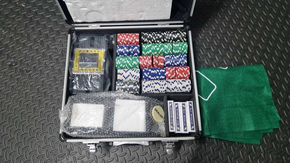 Jogo de cartas com 600 fichas