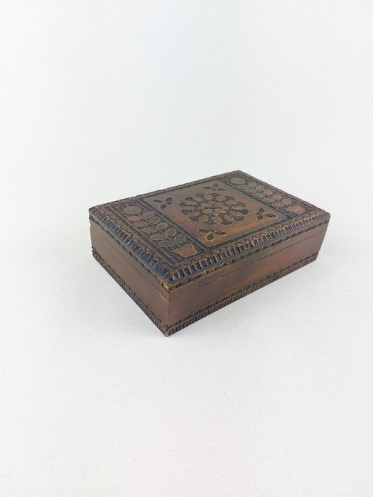 Drewniana szkatułka pudełko ręcznie rzeźbione zdobiona mosiądzem
