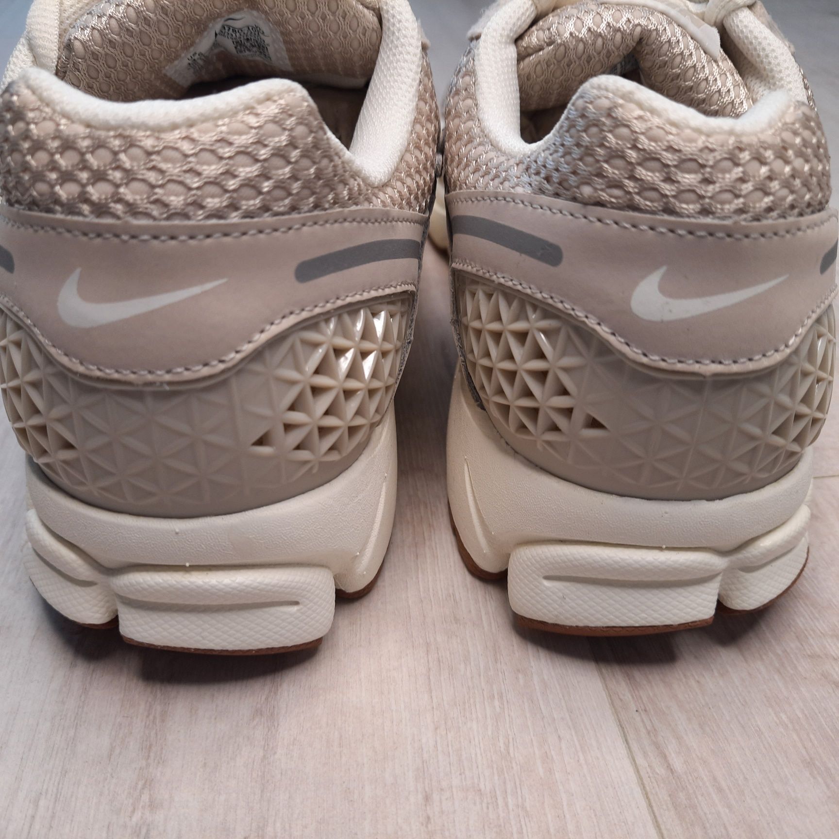 Оригінальні жіночі кросівки NIKE ZOOM VOMERO 5 BEIGE FZ3780-101