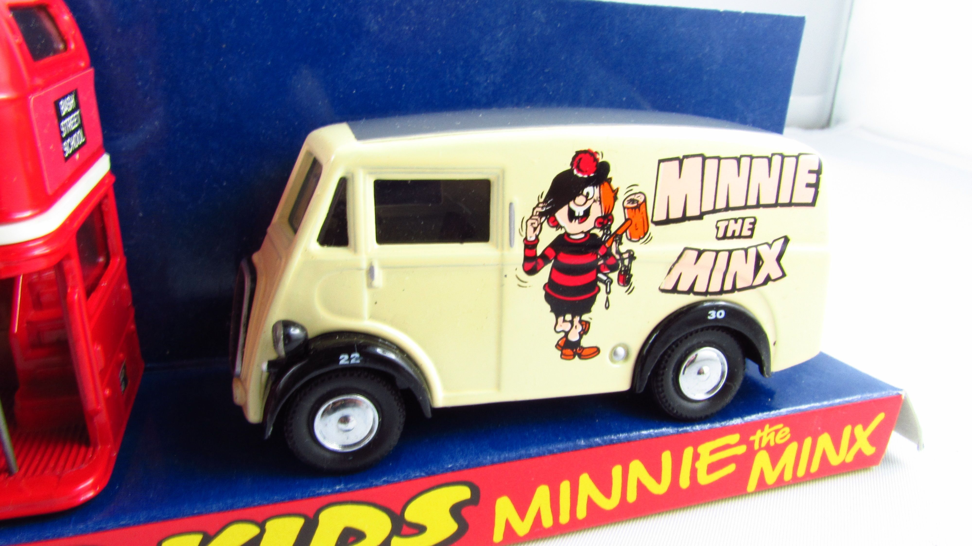 CORGI - Minnie The Minx Bash Street Kids Zestaw Morris J Van & AEC Bus