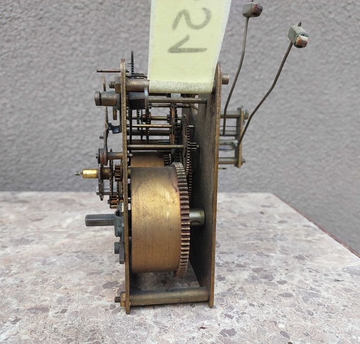 651 Mechanizm starego zegara ściennego