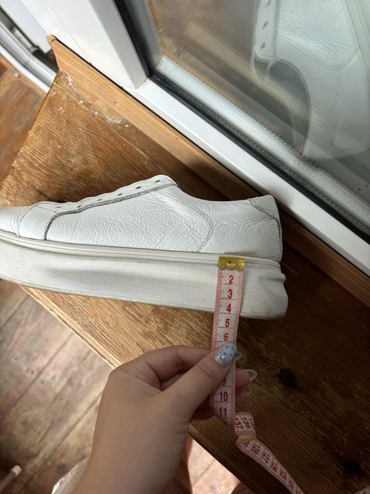 Білі жіночі шкіряні кеди