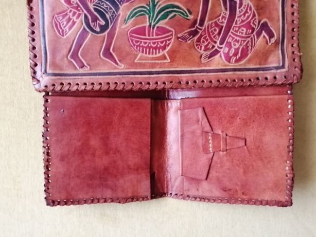 Pochete, carteira e porta moedas em couro gravado motivos étnicos