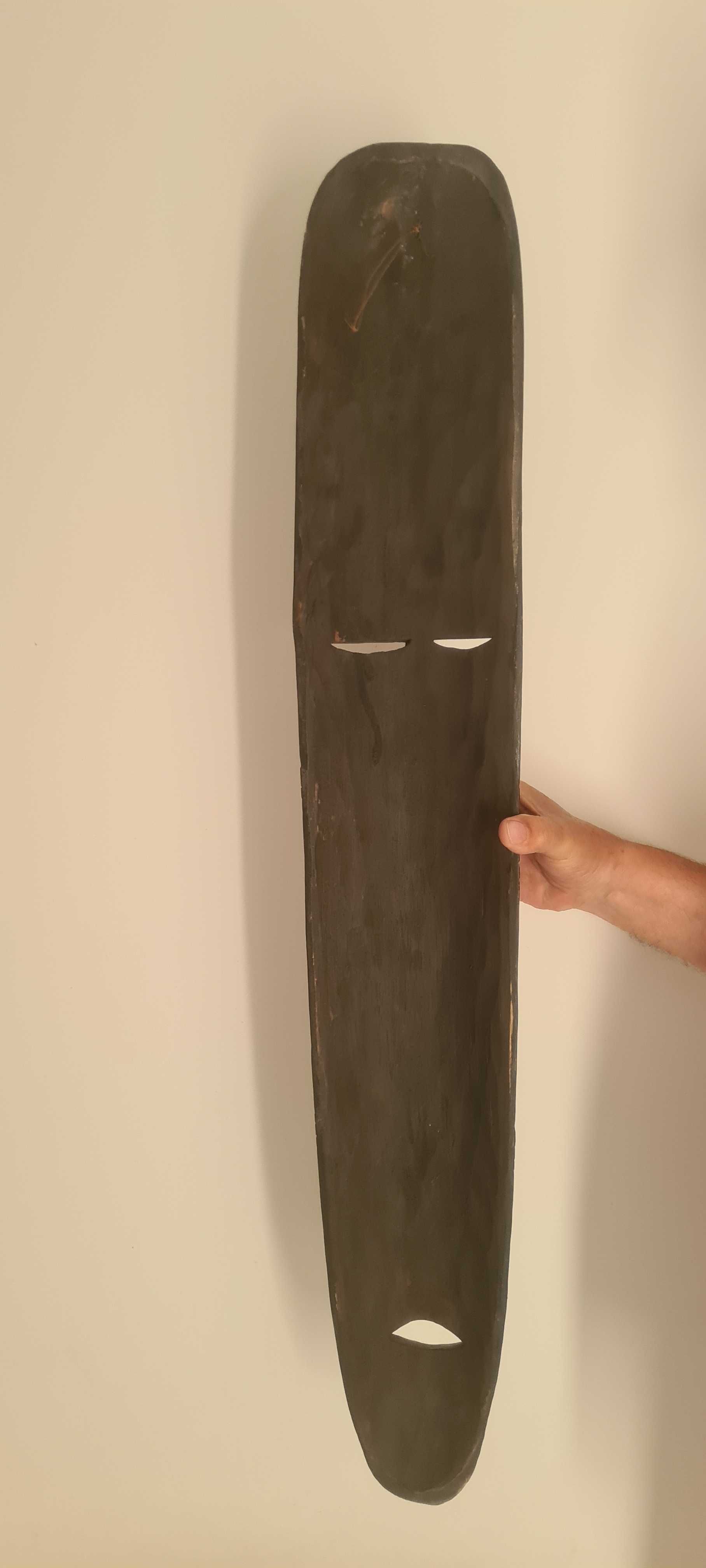 Tajemnicza, duża, drewniana maska