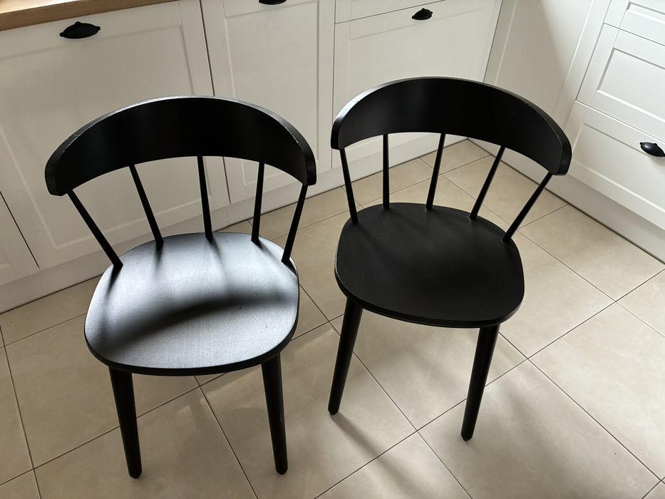 OMTÄNKSAM dwa czarne krzesła drewniane